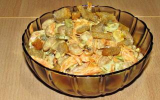 Простой и вкусный салат с фасолью, колбасой и сухариками «Кириешки Салат из красной консервированной фасоли и сухариков
