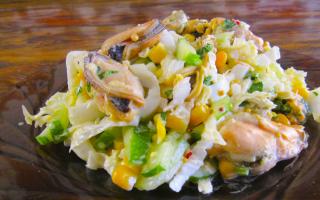 Теплый салат с морепродуктами и овощами