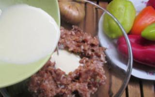 Перцы, фаршированные мясом и рисом в сметанном соусе Перцы в сметанном соусе рецепт