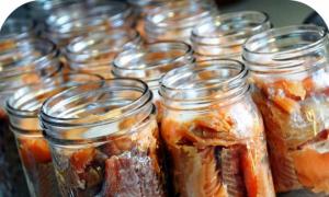 Как приготовить рыбные консервы в томате в домашних условиях?