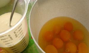 Как правильно приготовить омлет на сковороде из яиц с молоком и без